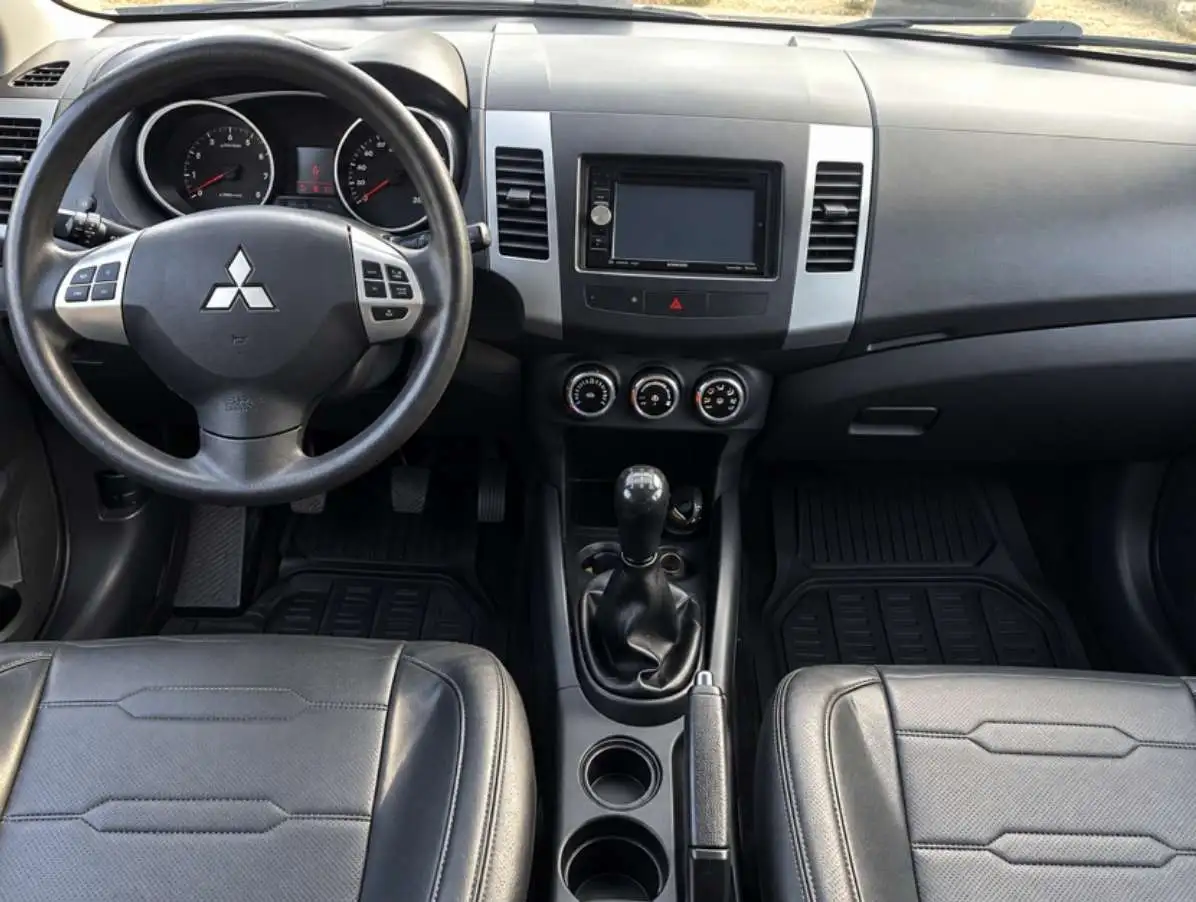 MITSUBISHI OUTLANDER - 2013
