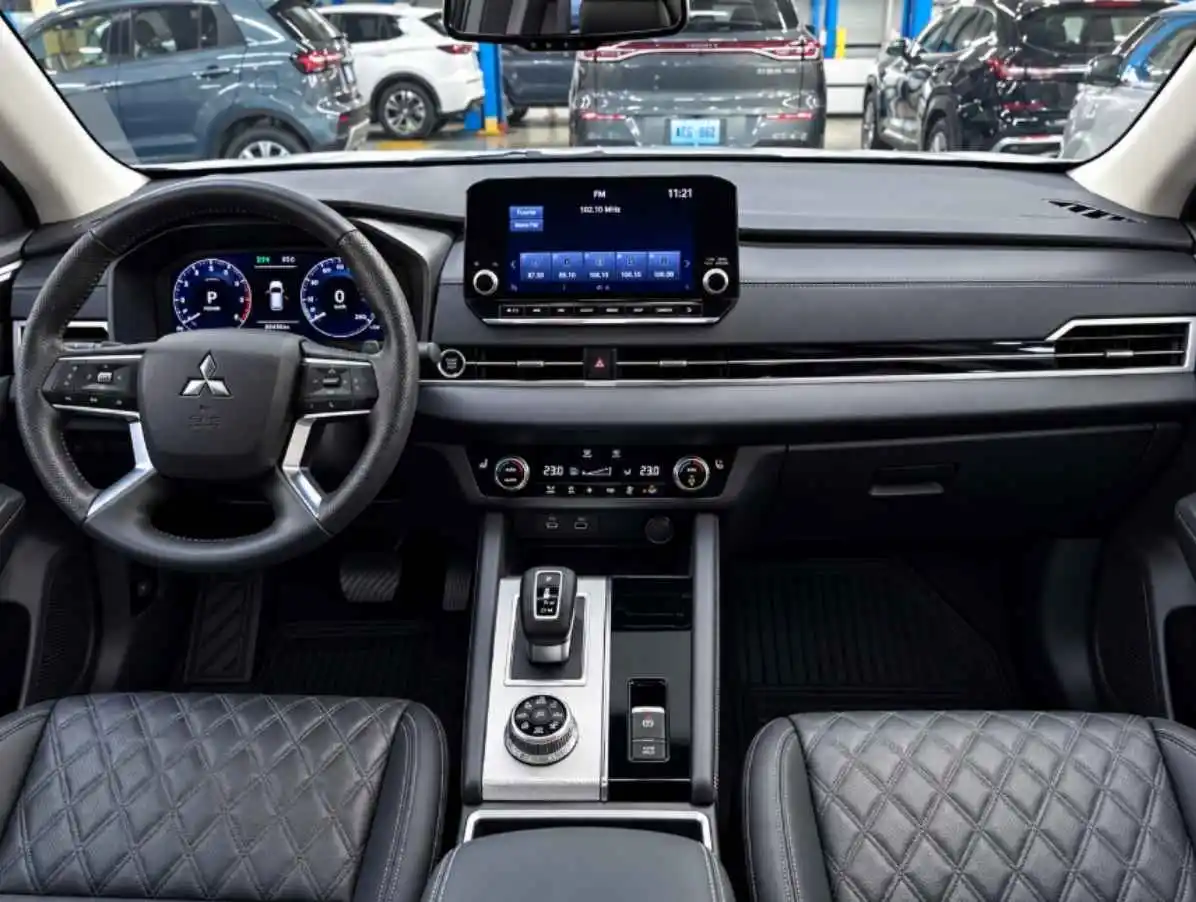 MITSUBISHI OUTLANDER - 2023